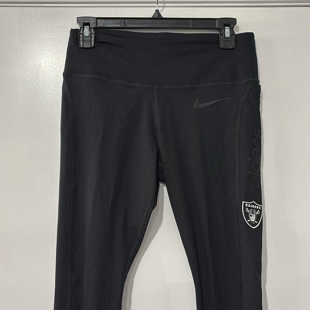 NIKE Las Vegas Raiders
Women's Nike Dri-FIT NFL Leggings - Picture 3 of 6
